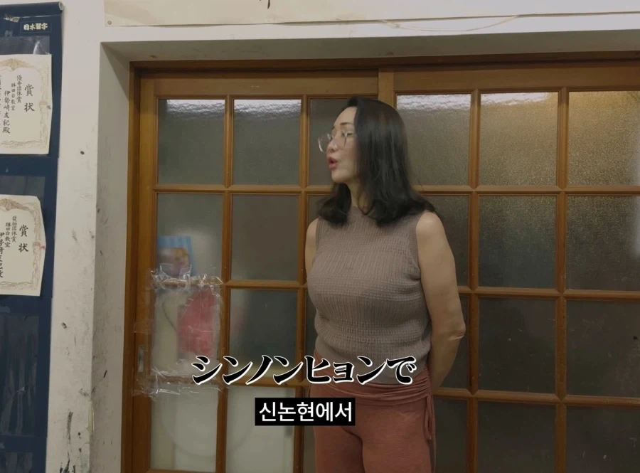 만화 캐릭터같은 실제 일본 서예 선생님 등판해서 난리남 ㅋㅋㅋ_5.webp