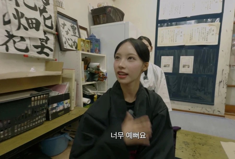 만화 캐릭터같은 실제 일본 서예 선생님 등판해서 난리남 ㅋㅋㅋ_19.webp